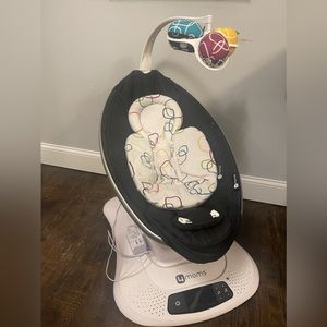 4 moms Mamaroo multi motion baby swing + infant insert